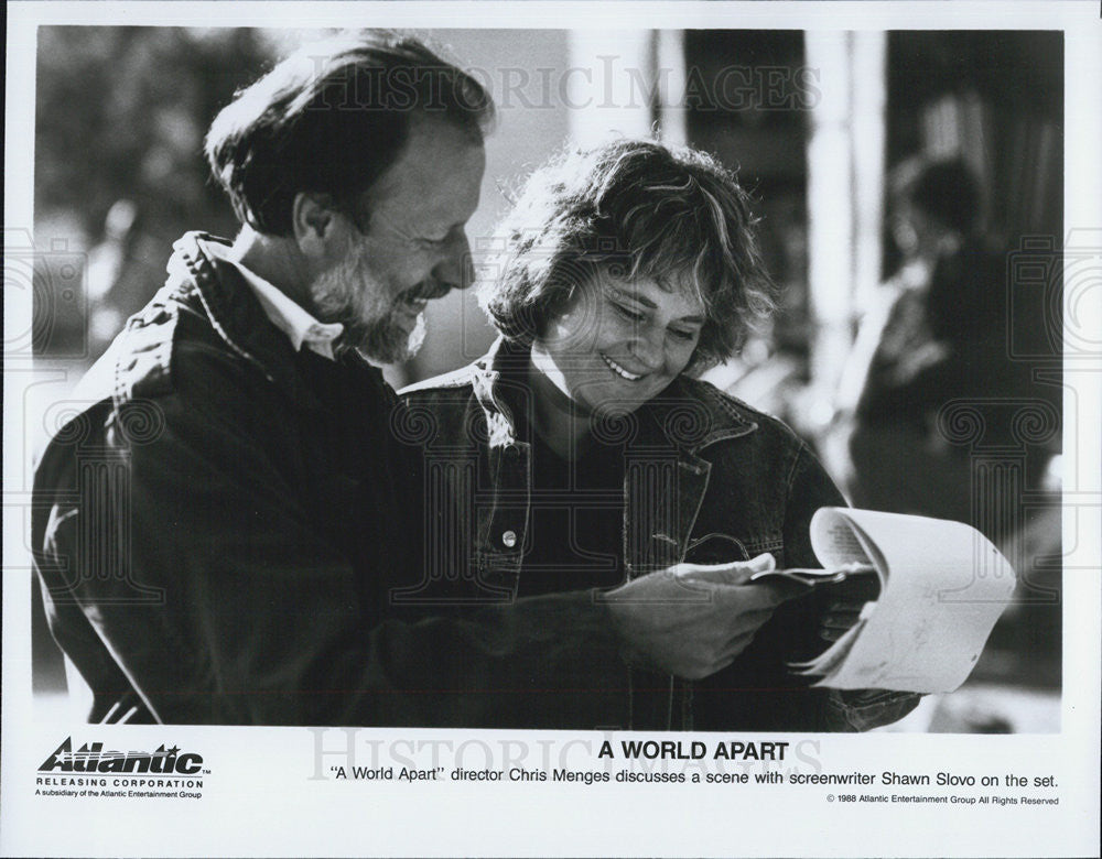 1988 Press Photo Director Chris Menges discuss scene w/ screenwriter Shawn Slovo - Historic Images