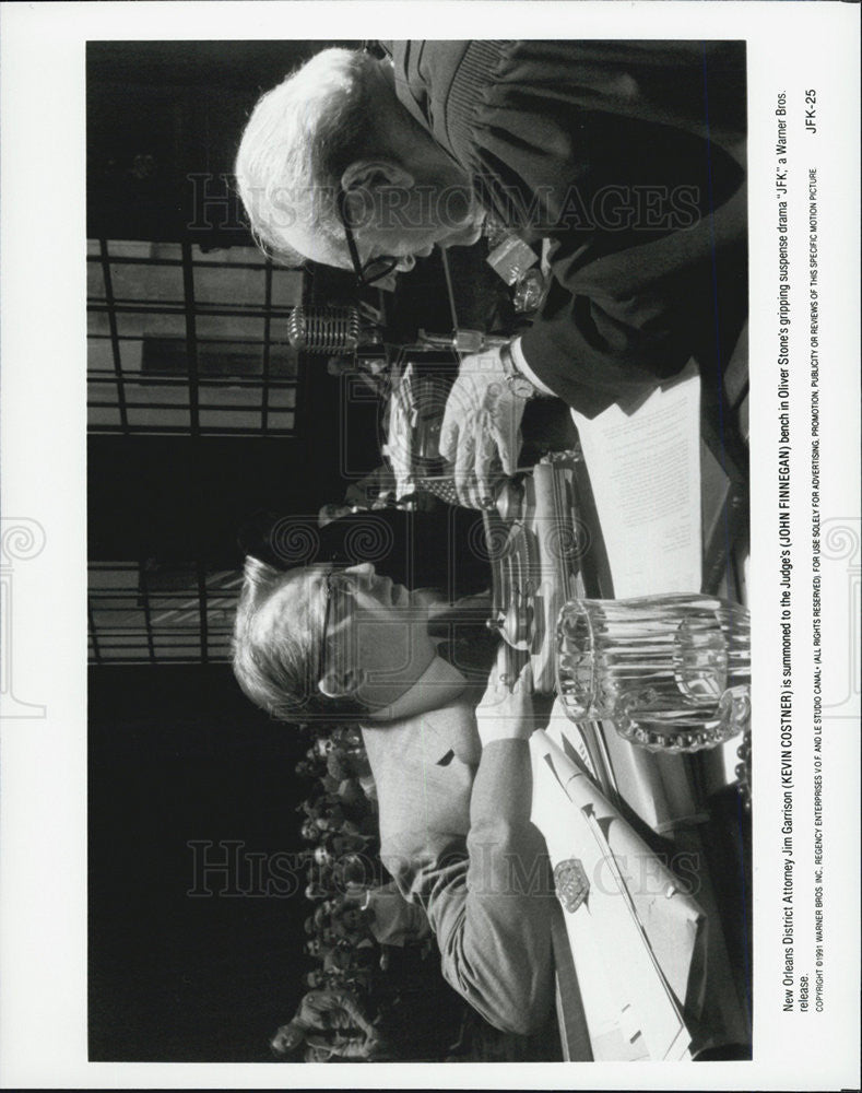 1991 Press Photo of Actor Kevin Costner as district atty. and John Finnegan. - Historic Images