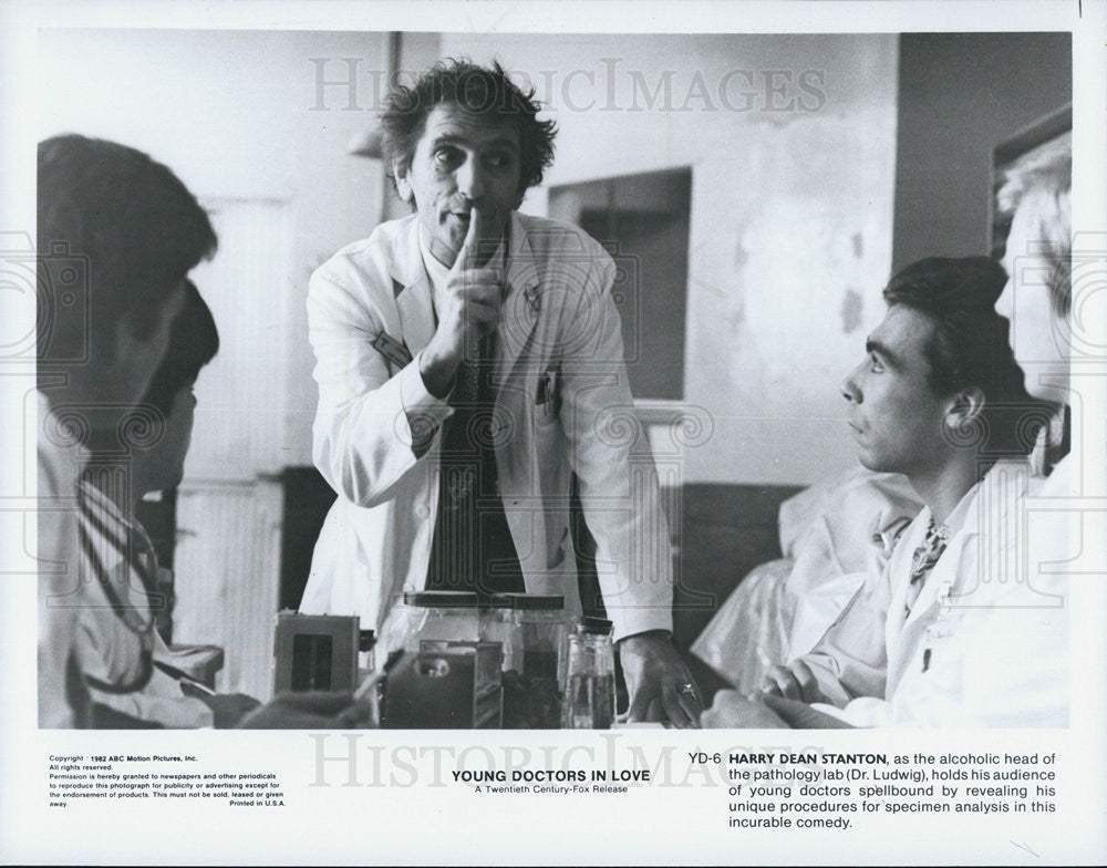 1982 Press Photo Actor Harry Dean Stanton as Alcoholic Head of Pathology. - Historic Images