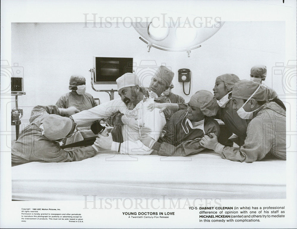 1982 Press Photo of Actor Dabney Coleman with his medical staff. - Historic Images