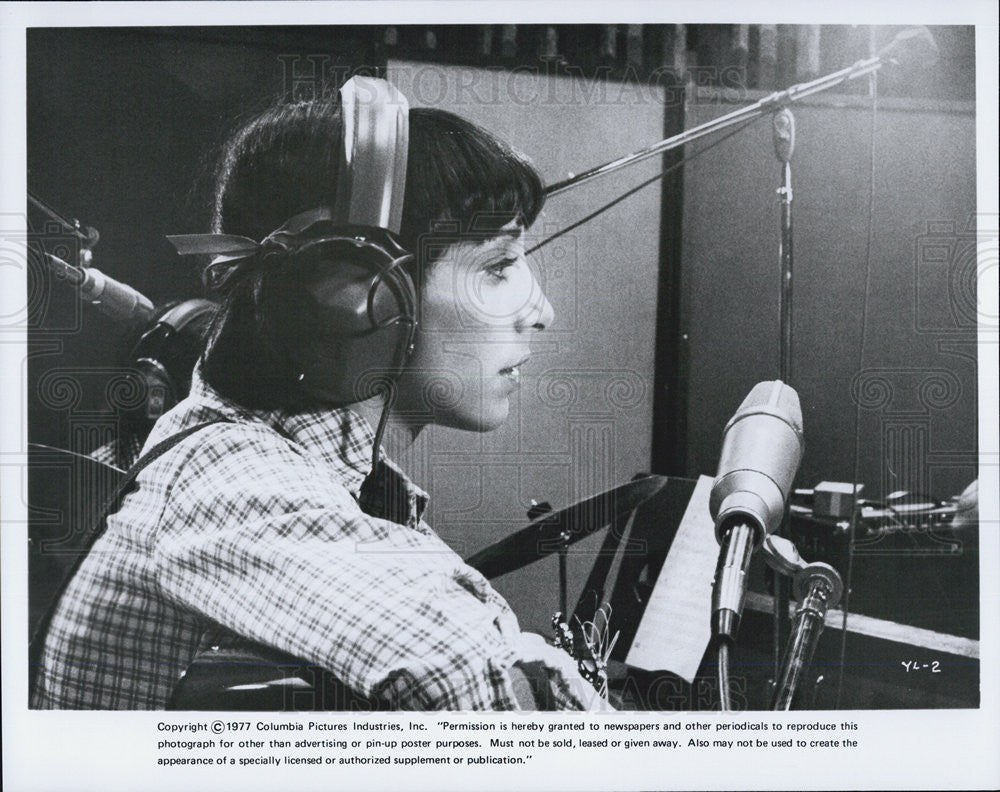 Press Photo unknown singer at the mic - Historic Images