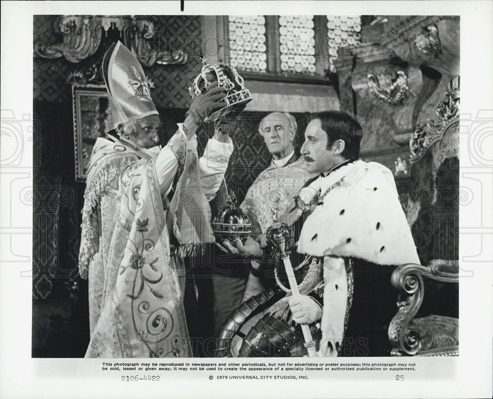 1979 Press Photo John Laurie Crowns Peter Sellers In &quot;The Prisoner of Zenda&quot; - Historic Images