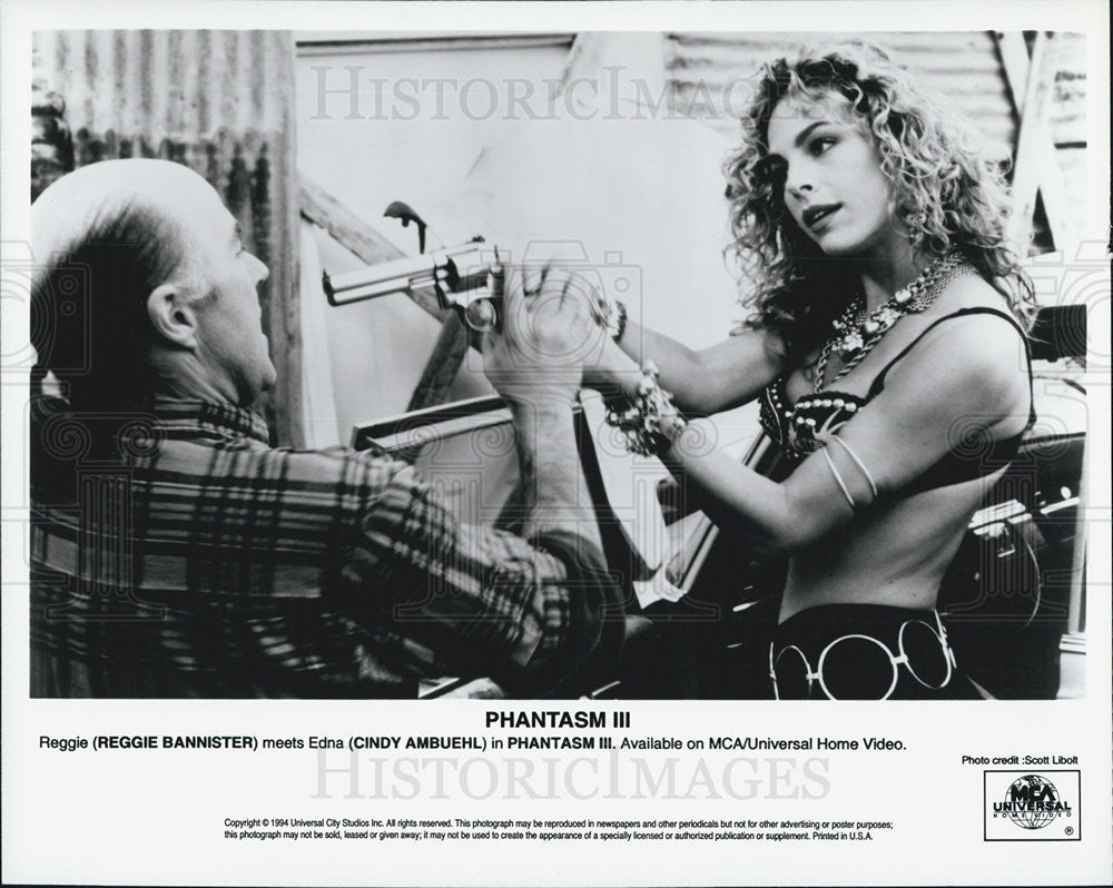 1994 Press Photo Actors Reggie Bannister And Cindy Ambuehl In &quot;Phantasm III&quot; - Historic Images