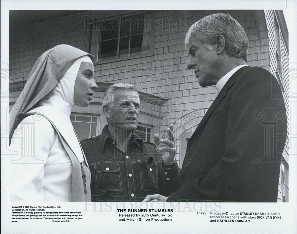 1979 Press Photo Producer Stanley Kramer,Dick Van Dyke &amp; Kathleen Quinlan - Historic Images