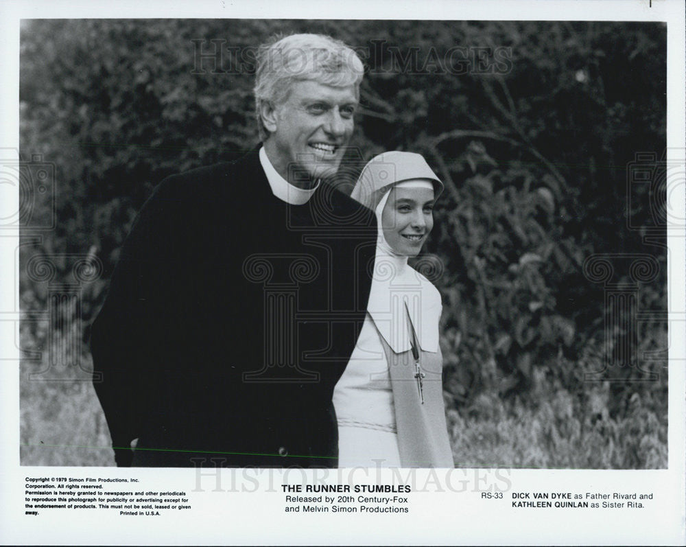 1979 Press Photo Dick Van Dyke &amp;Kathleen Quinlan &quot;The Runner Stumbles&quot; - Historic Images