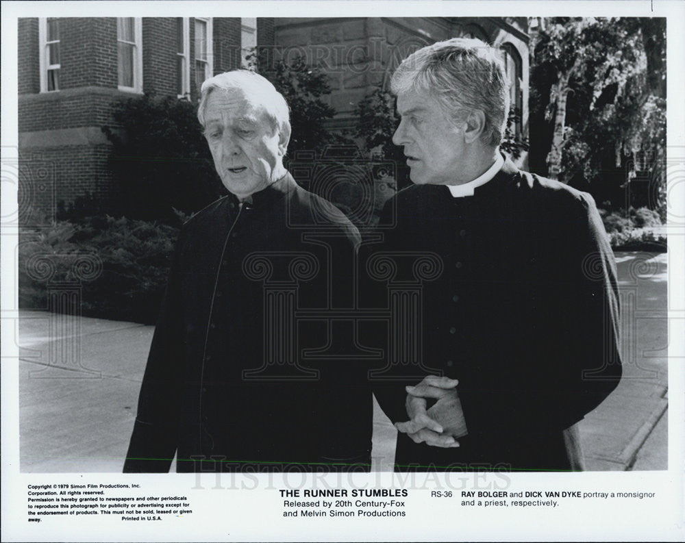 1979 Press Photo Ray Bolger &amp; Dick Van Dyke in &quot;The Runner Stumbles&quot; - Historic Images