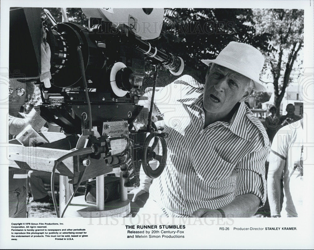 1979 Press Photo Director Stanley Kramer on set&quot;The Runner Stumbles&quot; - Historic Images