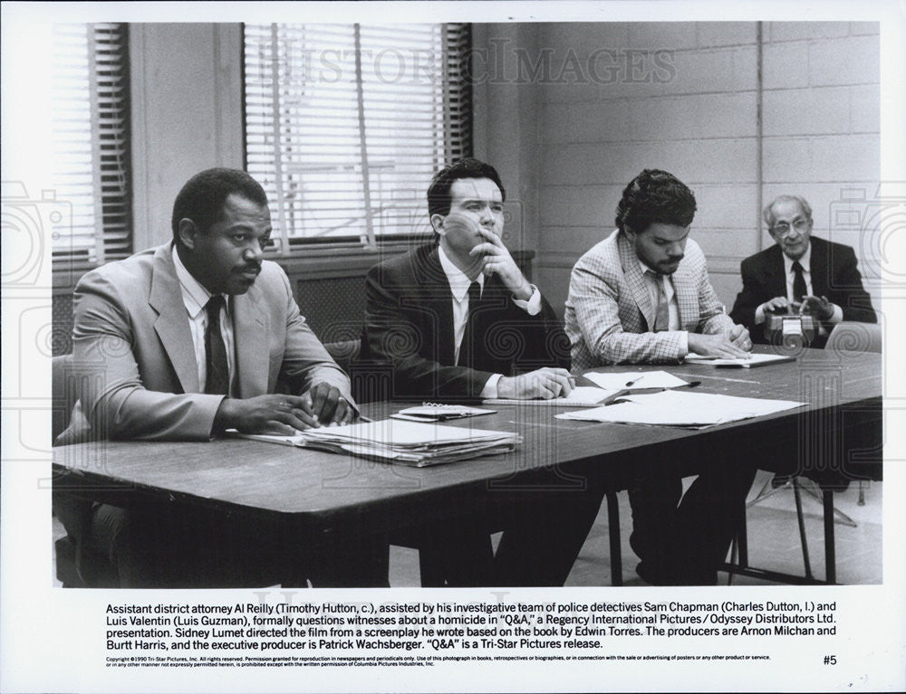 1990 Press Photo Scene from Q&amp;A film, questioned the witness  about homicide. - Historic Images