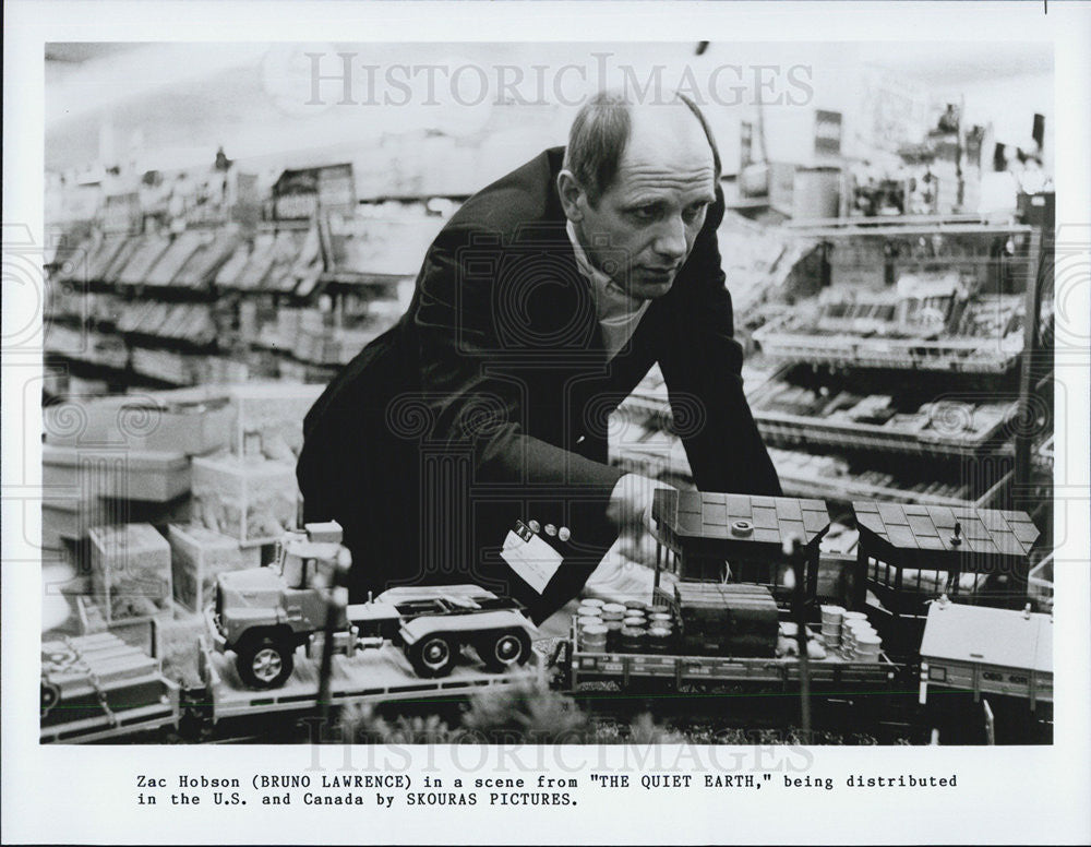 1985 Press Photo Actor Bruno Lawrence In Scene From &quot;The Quiet Earth&quot; - Historic Images