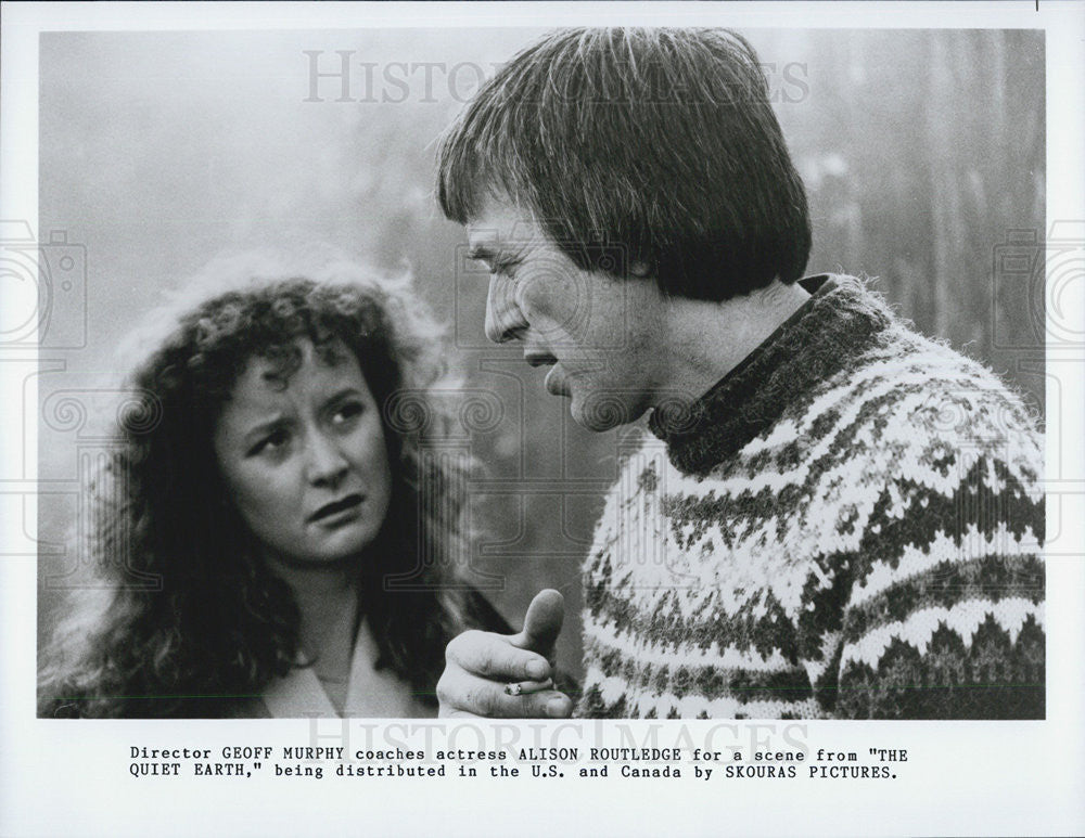 1985 Press Photo &quot;The Quiet Earth&quot; Director Geoff Murphy Coaches Actress&#39;s Scene - Historic Images