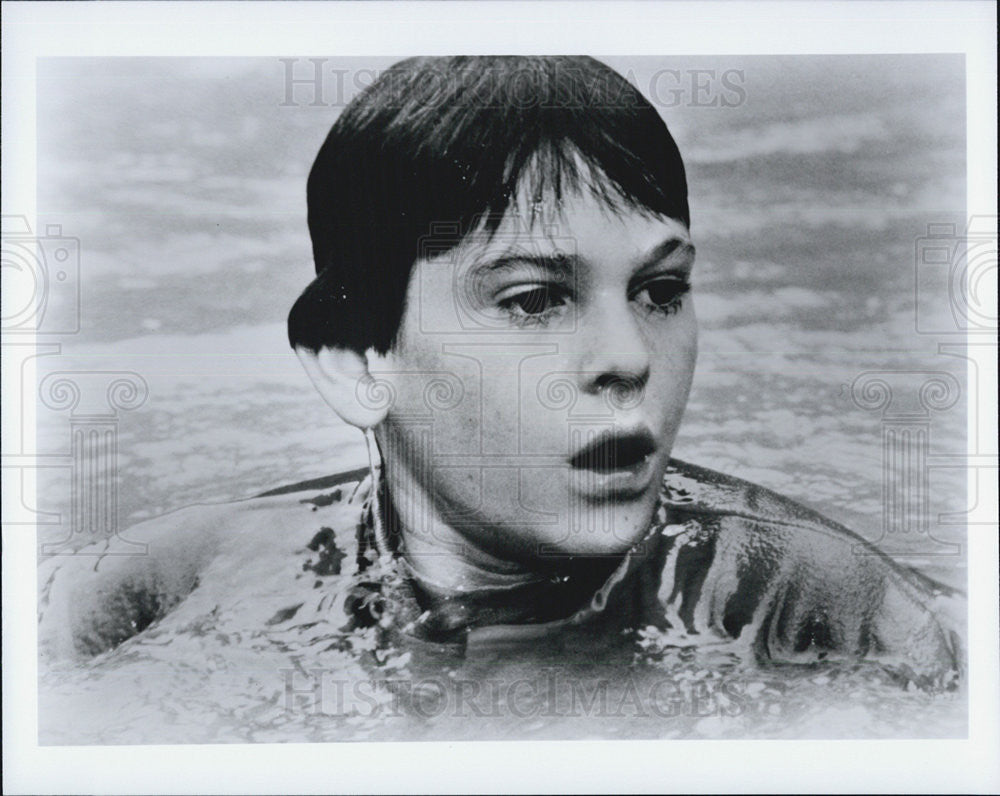 Press Photo Henry Thomas in The Quest - Historic Images