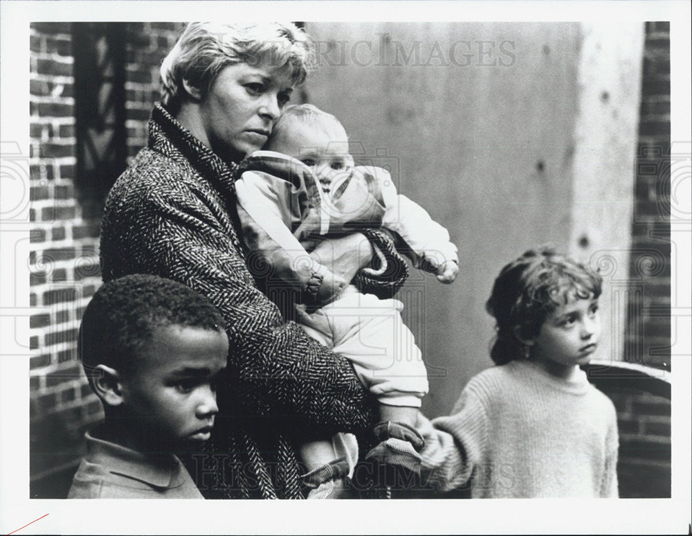 1994 Press Photo Chrissy Rock Stars As Maggie IN Lady Bird Lady Bird With Kids - Historic Images