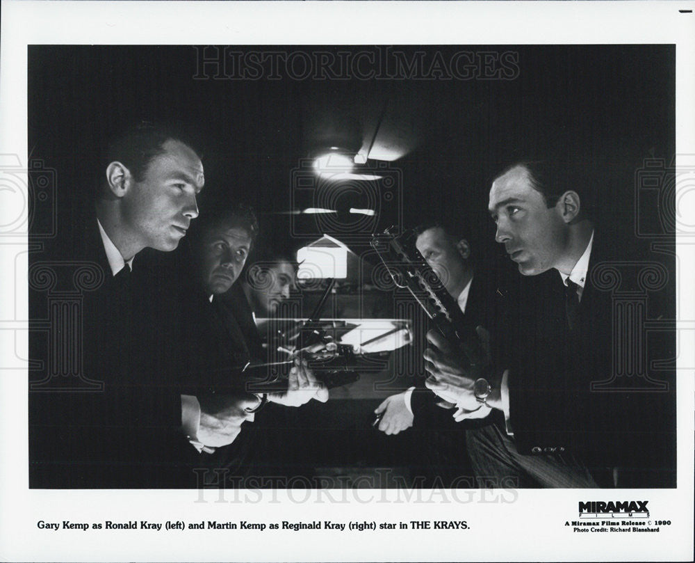 1990 Press Photo Gary Kemp And Martin Kemp With Guns In &quot;The Krays&quot; COPY - Historic Images