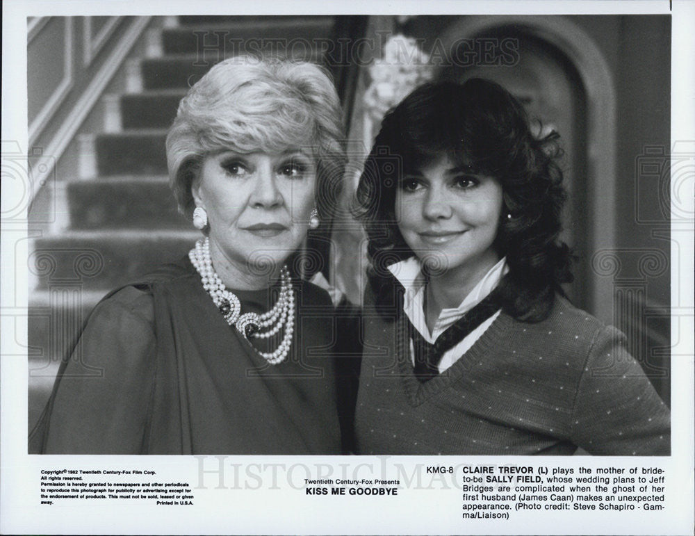 1992 Press Photo Claire Trevor And Sally Feld Hug In Kiss Me Goodbye COPY - Historic Images