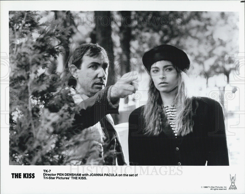 1988 Press Photo Director Pen Densham &amp; Joanna Pacula on set &quot;The Kiss&quot; - Historic Images