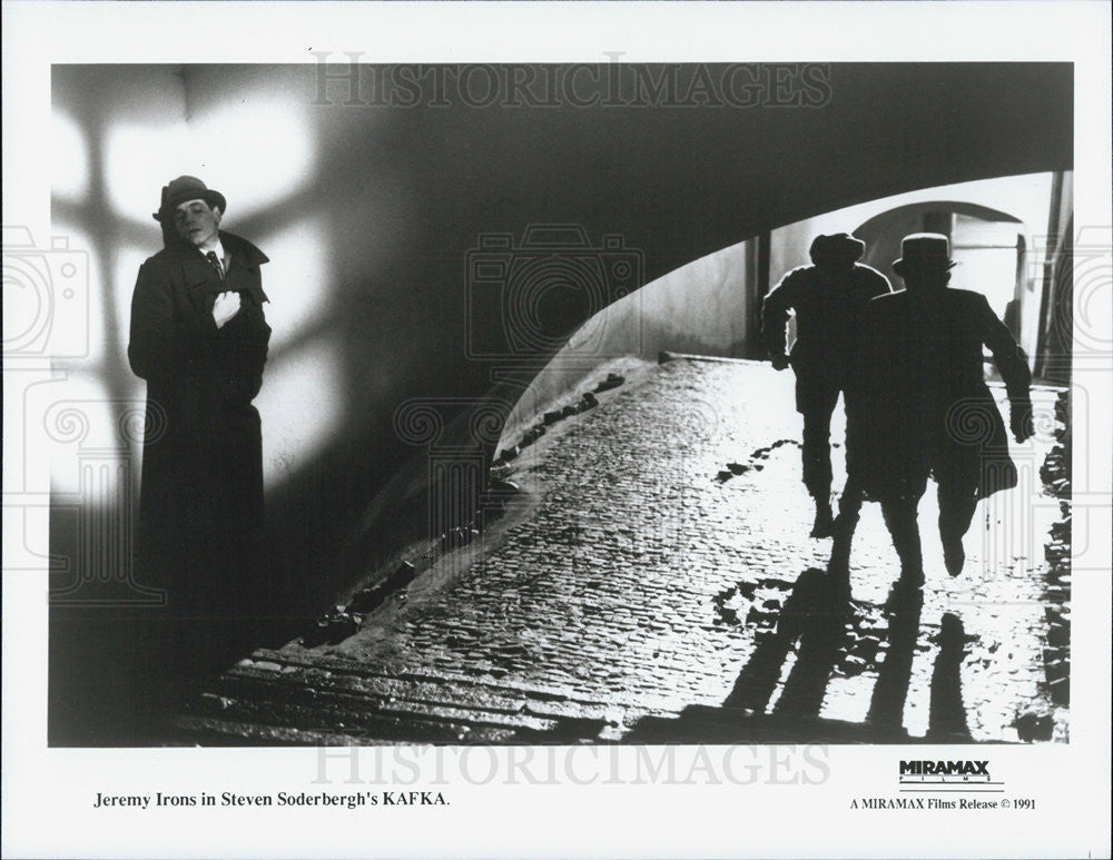1991 Press Photo Jeremy Irons on &quot;Kafka&quot; - Historic Images