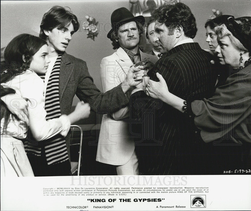 1977 Press Photo "King of the Gypsies"Eric Roberts,Brooke Shields,Judd Hirsch - Historic Images