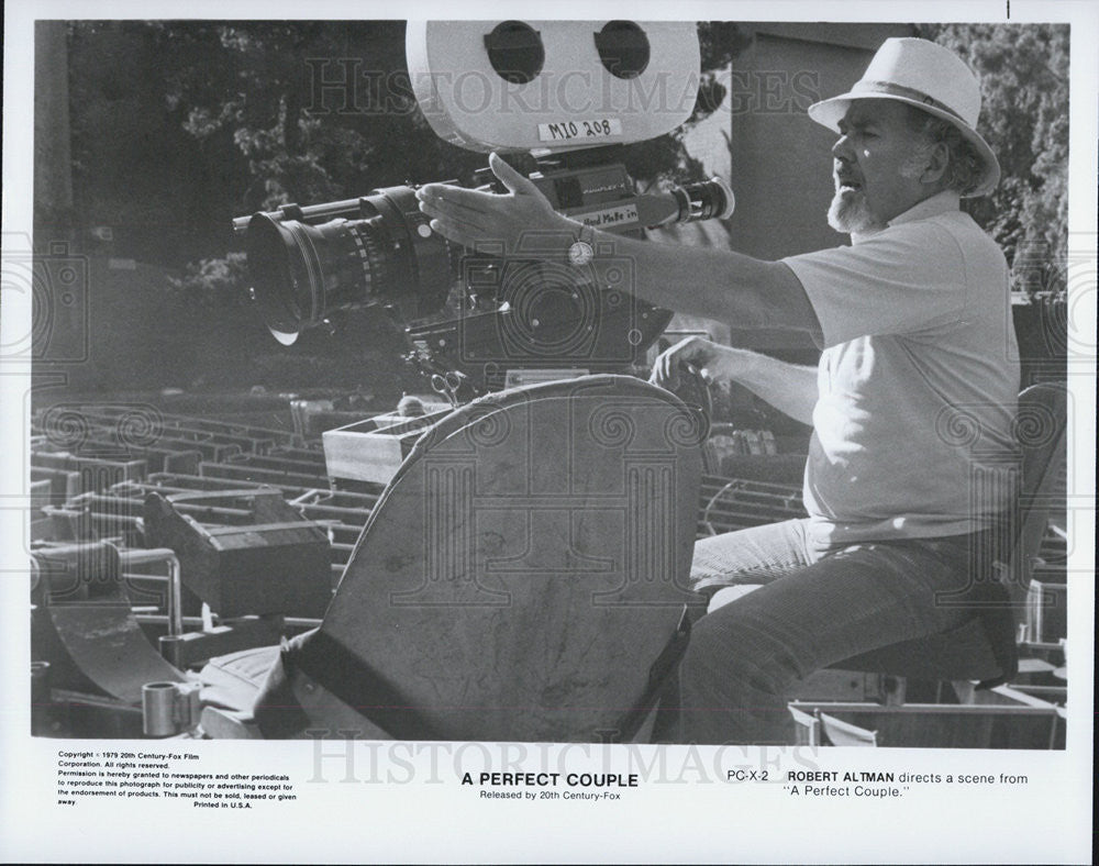 1979 Press Photo Director Robert Altman Directs A Scene From &quot;A Perfect Couple&quot; - Historic Images