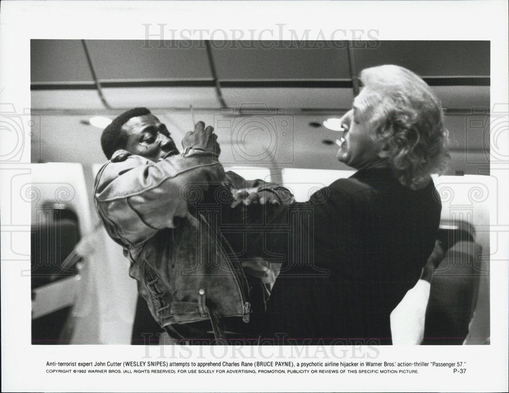 1992 Press Photo Wesley Snipes &amp; Bruce Payne in &quot;Passenger 57&quot; - Historic Images