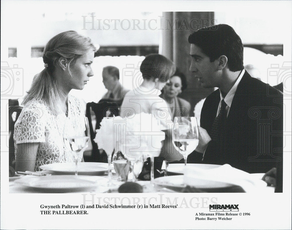 1996 Press Photo Actors Gwyneth Paltrow And David Schwimmer In &quot;The Pallbearer&quot; - Historic Images