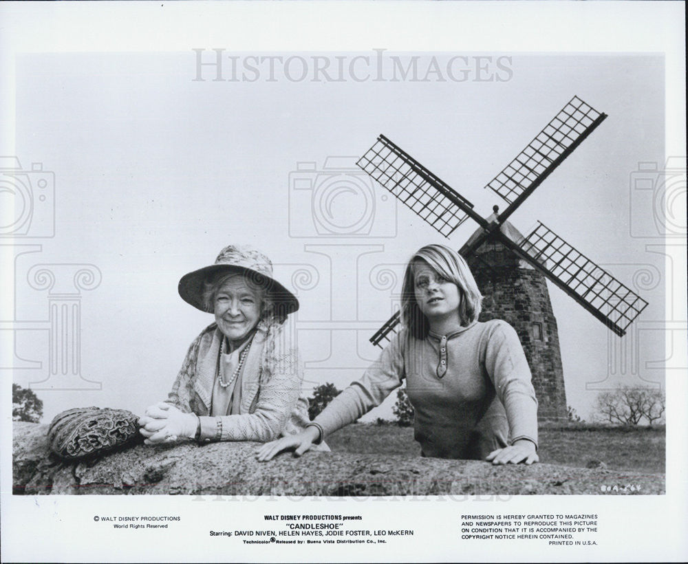 1977 Press Photo Helen Hayes, Jodie Foster in &quot;Candleshoe&quot; - Historic Images