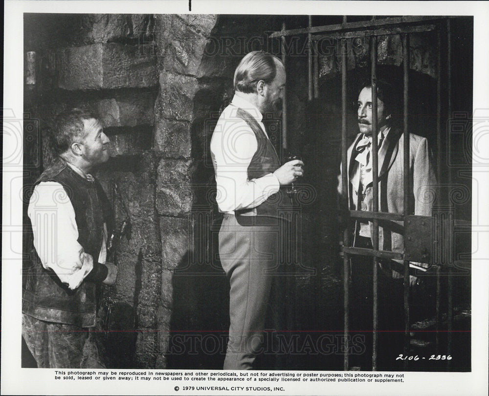 1979 Press Photo Two men visit man in jail in unknown Universal movie - Historic Images