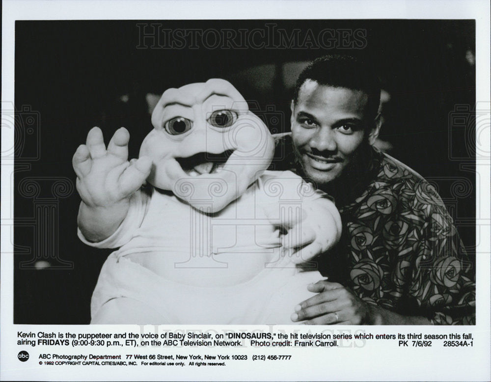 1992 Press Photo Kevin Clash is the puppeteer in Dinosaurs - Historic Images