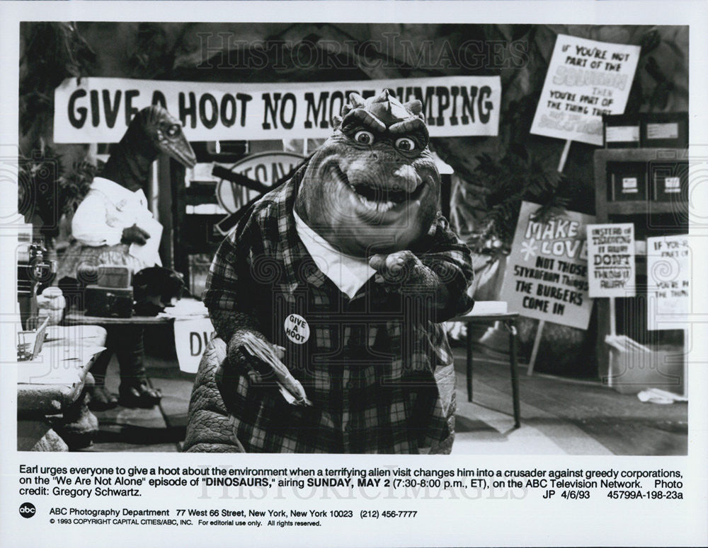 1991 Press Photo Scene from &quot;Dinosaurs&quot; - Historic Images