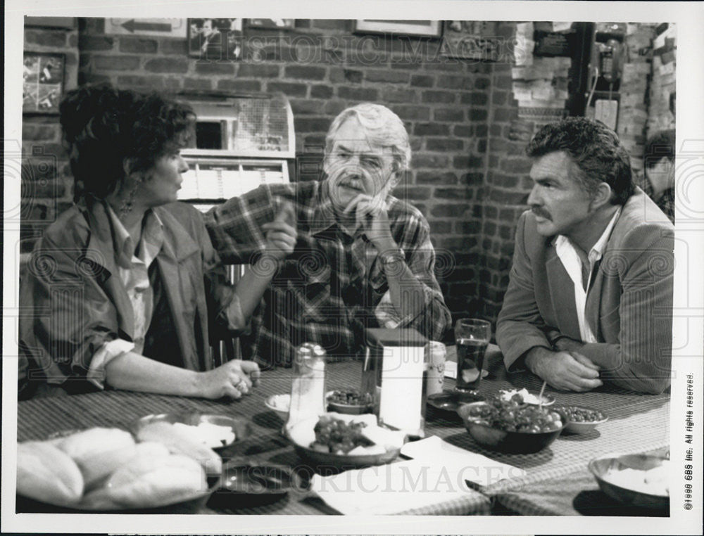 1990 Press Photo Burt Reynolds, Hal Holbrook, Elizabeth Ashley in Evening Shade - Historic Images