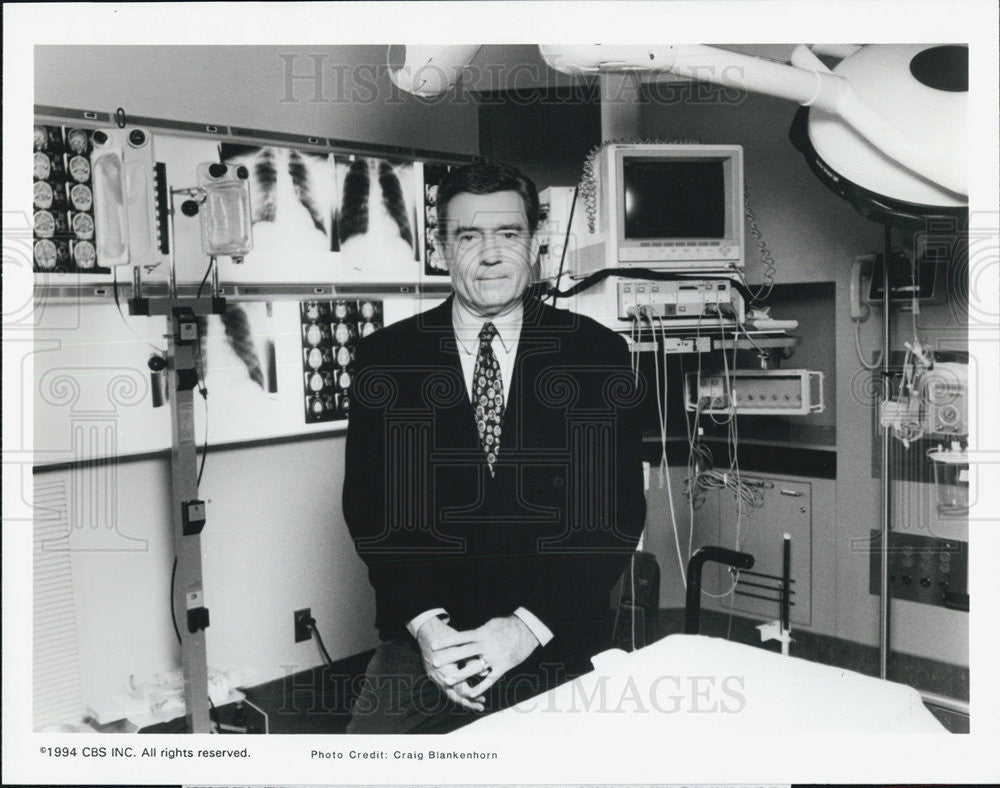 1990 Press Photo Dan Rather with CBS&#39;s &quot;48 Hours&quot; - Historic Images