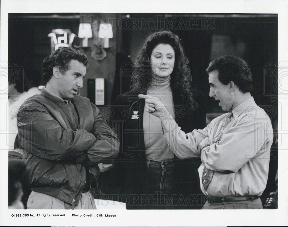 1994 Press Photo Suzie Plakson,Bruce Nozick,Jay Thomas on &quot;Love &amp; War&quot; - Historic Images