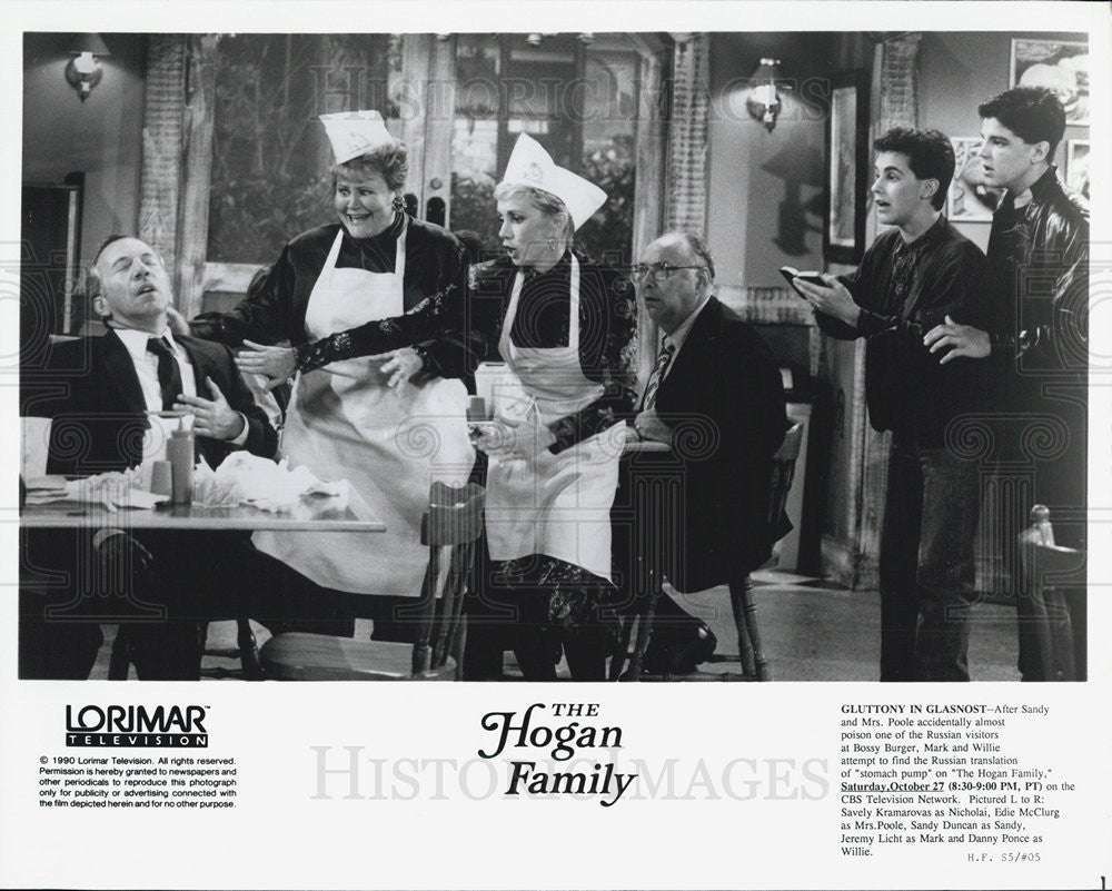 1990 Press Photo &quot;The Hogan family&quot;Savely Kramarovas,Edie McClurg,Sandy Duncan - Historic Images