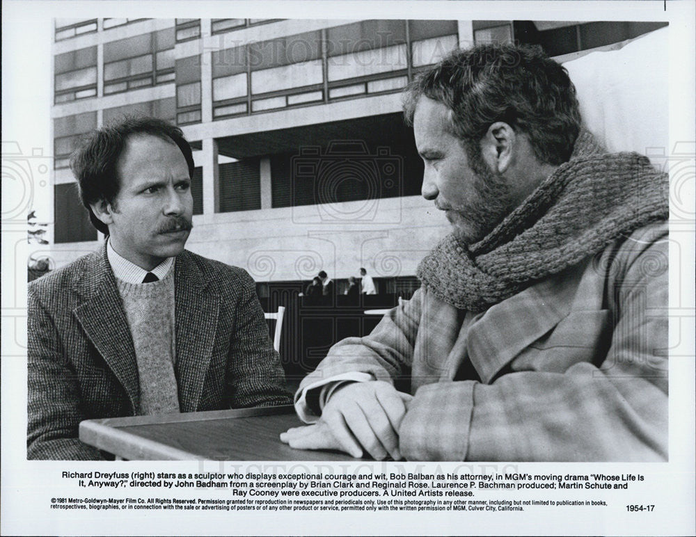 1981 Press Photo Richard Dreyfuss &amp; Bob Balban in &quot;Whose Life is It, Anyway?&quot; - Historic Images