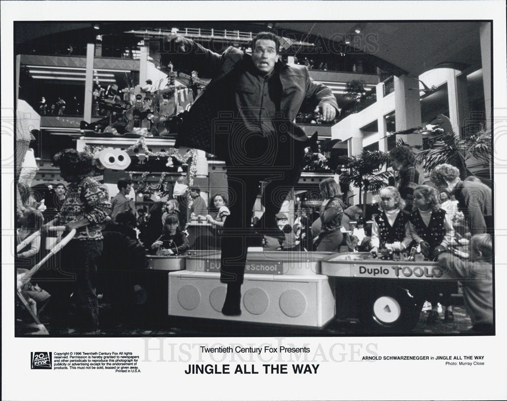 1996 Press Photo &quot;Jingle All The Way&quot; Arnold Schwarzenegger - Historic Images