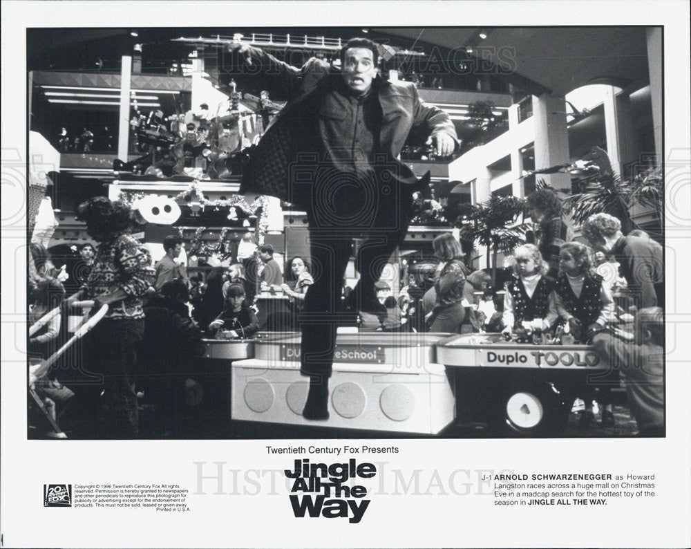 1996 Press Photo Arnold Schwarznegger in &quot;Jingle All The Way&quot; - Historic Images