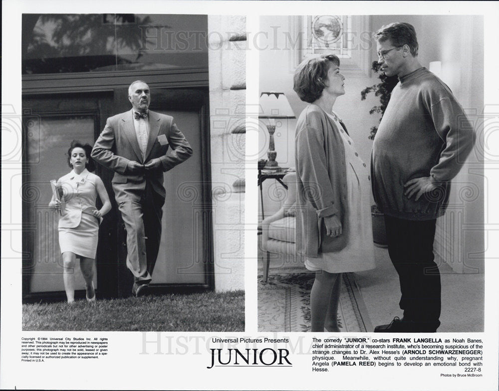 1994 Press Photo Frank Langella Arnold Schwarzenegger &amp; Pamela Reed in &quot;Junior&quot; - Historic Images