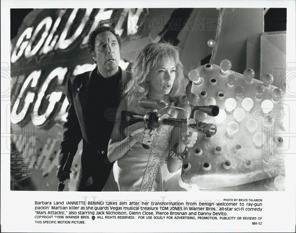 1996 Press Photo Annette Bening in &quot;Mars Attacks!&quot; - Historic Images