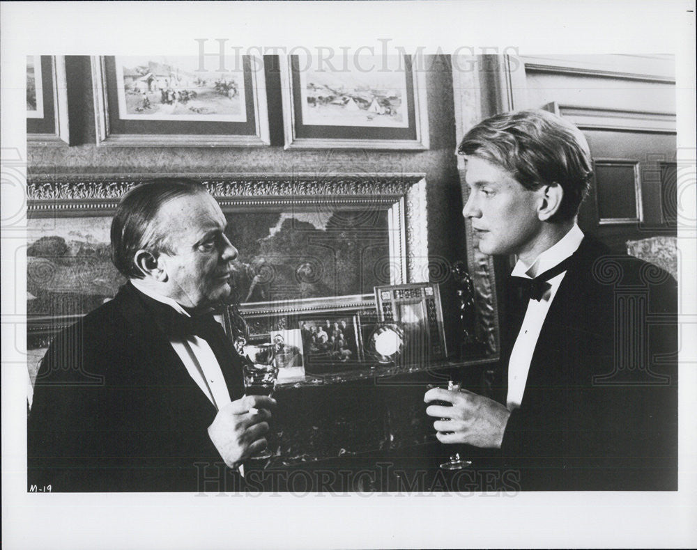 Press Photo Actors Share Wine in Study - Historic Images