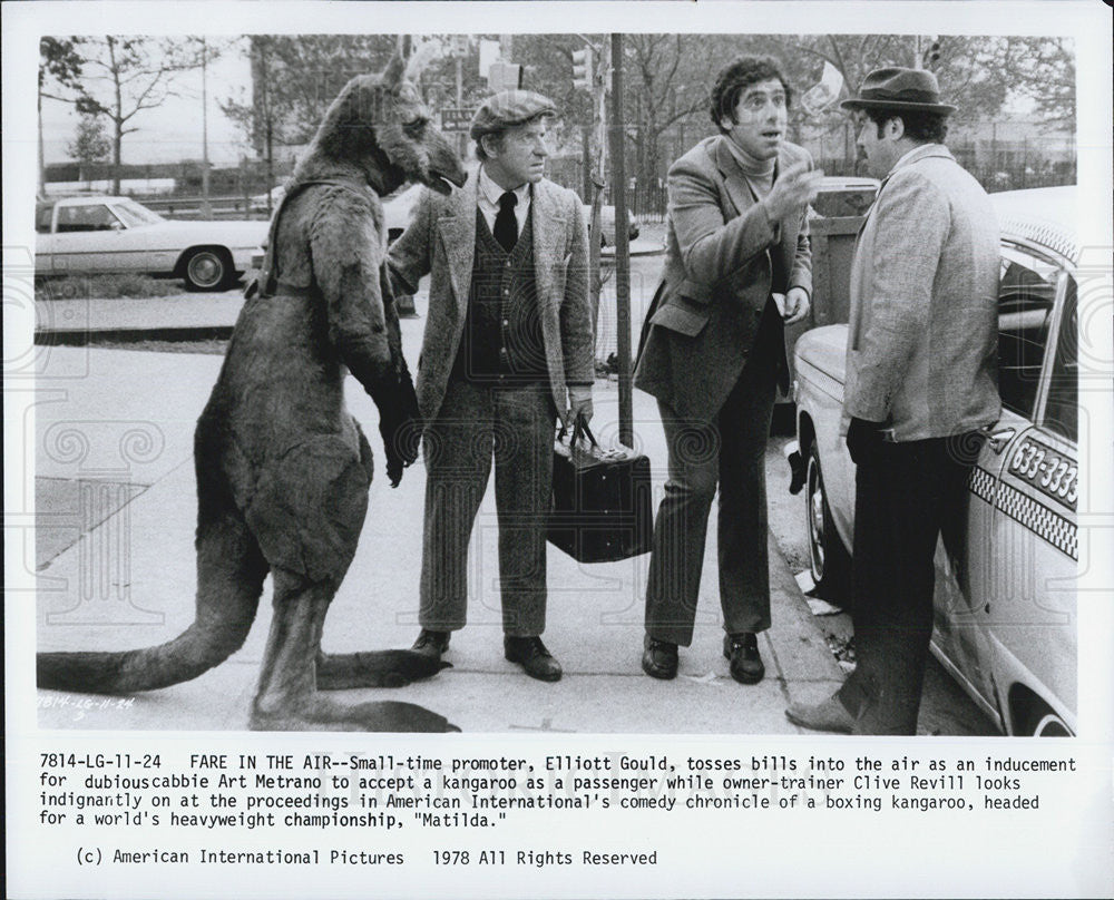 1978 Press Photo Elliott Gould, Clive Revill in &quot;Matilda&quot; - Historic Images