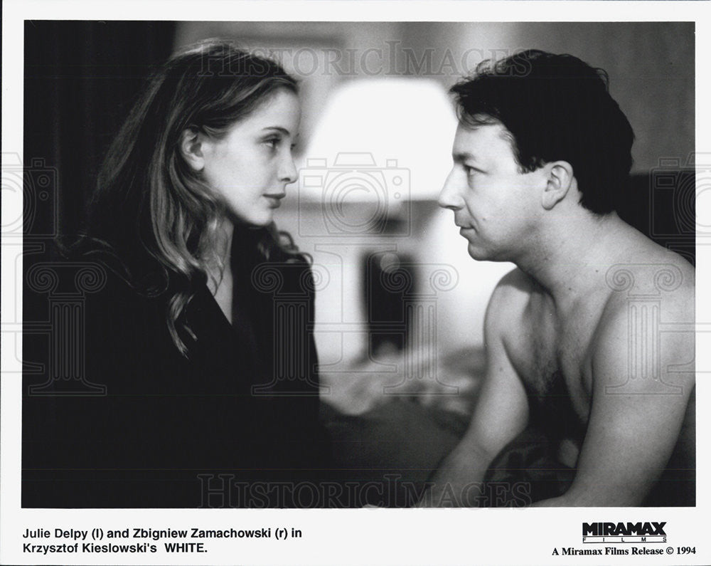 1994 Press Photo Julie Delpy and Zbigniew Zamachowski in &quot;White&quot; - Historic Images