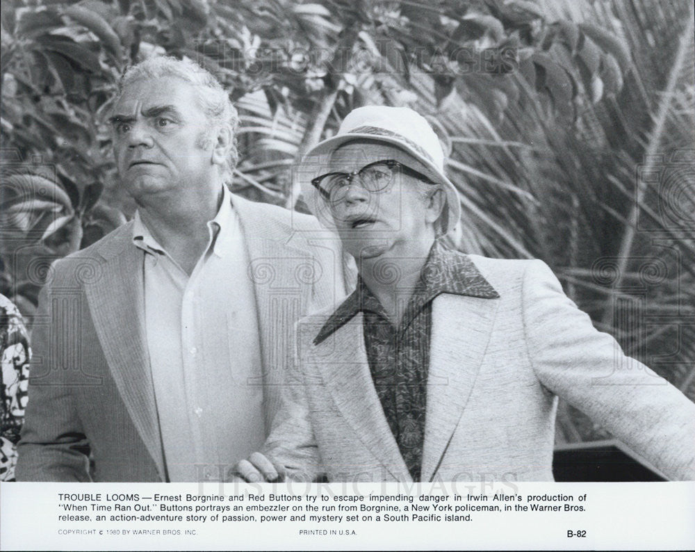 1980 Press Photo Ernest Borgnine Actor Red Buttons When Time Ran Out Film Movie - Historic Images