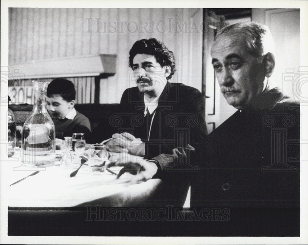 Press Photo Actors Sit At Table - Historic Images