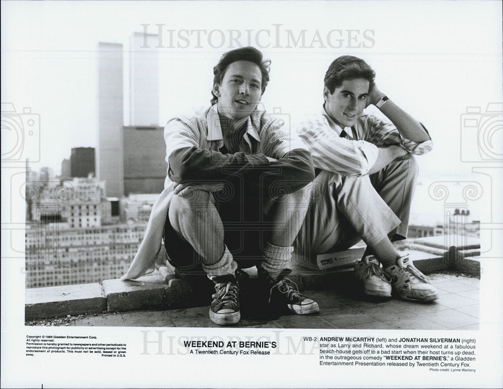 1989 Press Photo Weekend At Bernie&#39;s Andrew McCarthy and Jonathan Silverman - Historic Images