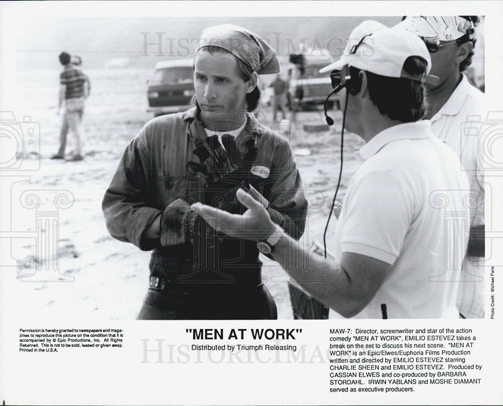 Press Photo Emilio Estevez and Charlie Sheen in Men At Work - Historic Images