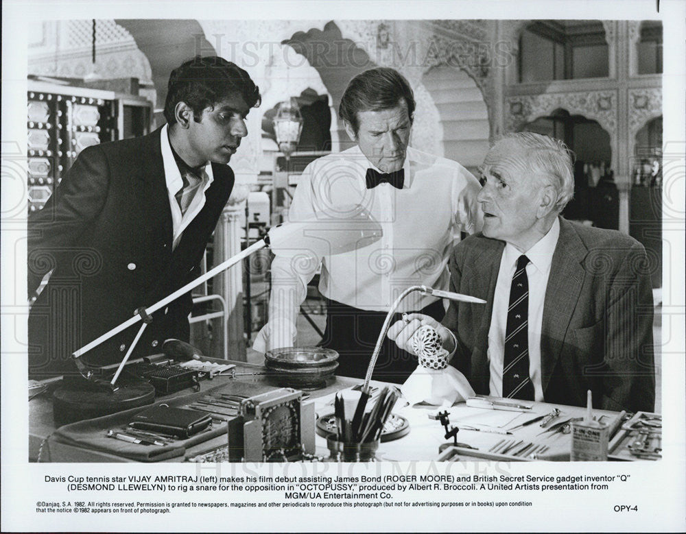 1982 Press Photo Vijay Amritraj Roger Moore Desmond Llewelyn OCTOPUSSY - Historic Images