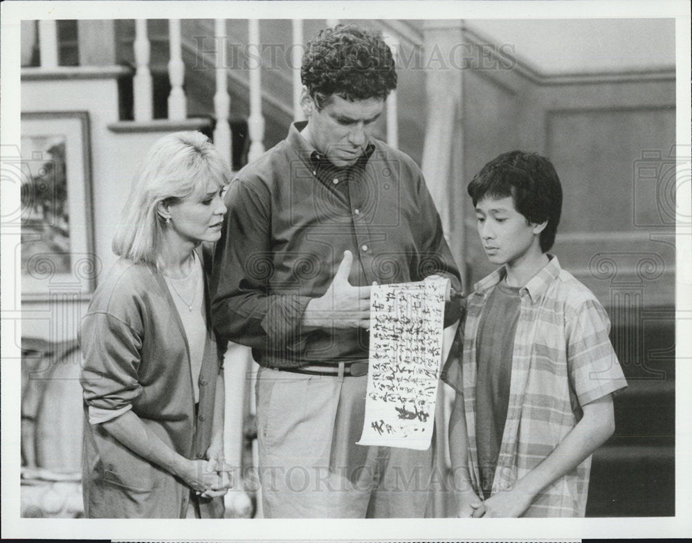 1986 Press Photo Dee Wallace Stone Elliott Gould Ke Huy Quan Together We Stand - Historic Images