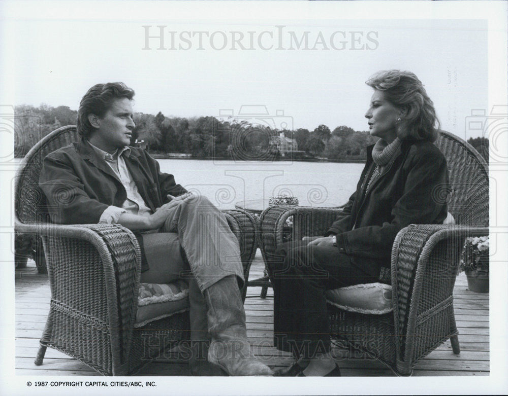 1987 Press Photo Barbara Walters/TV Journalist/Michael Douglas/Actor - Historic Images