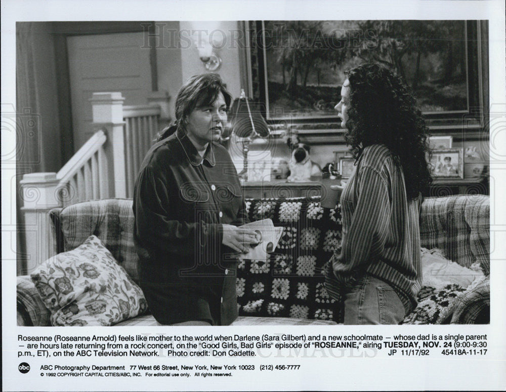 1992 Press Photo of Roseanne Arnold and Sara Gilbert in the TV series &quot;Roseanne&quot; - Historic Images