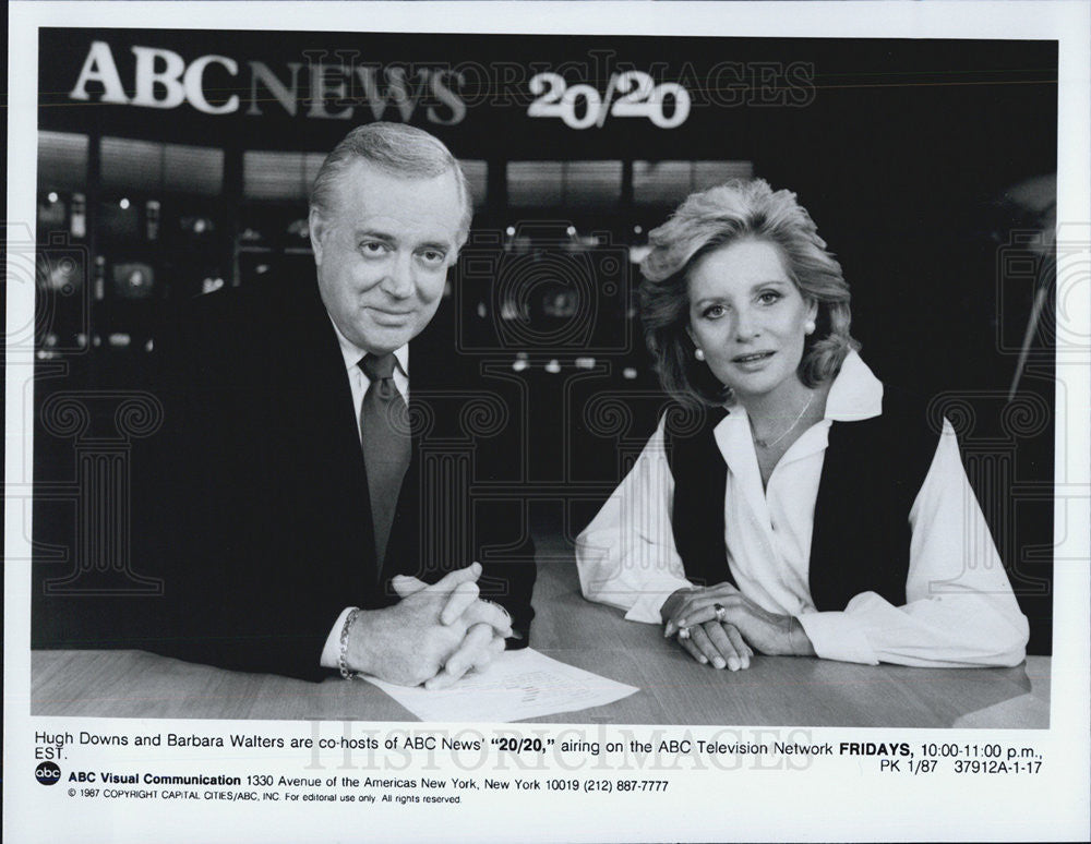 1987 Press Photo Hugh Downs Co-Host Barbara Walters 20/20 ABC News Program - Historic Images