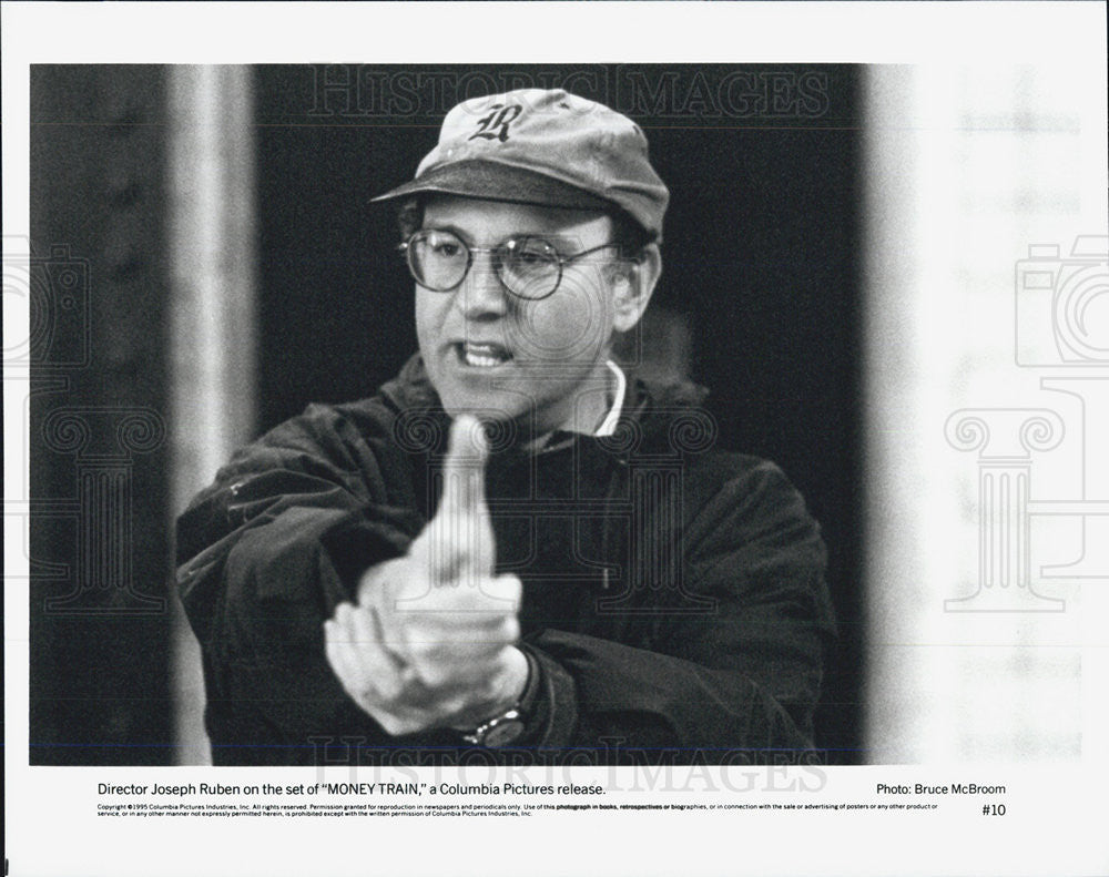 1995 Press Photo Director Joseph Ruben On Set of &quot;Money Train&quot; - Historic Images